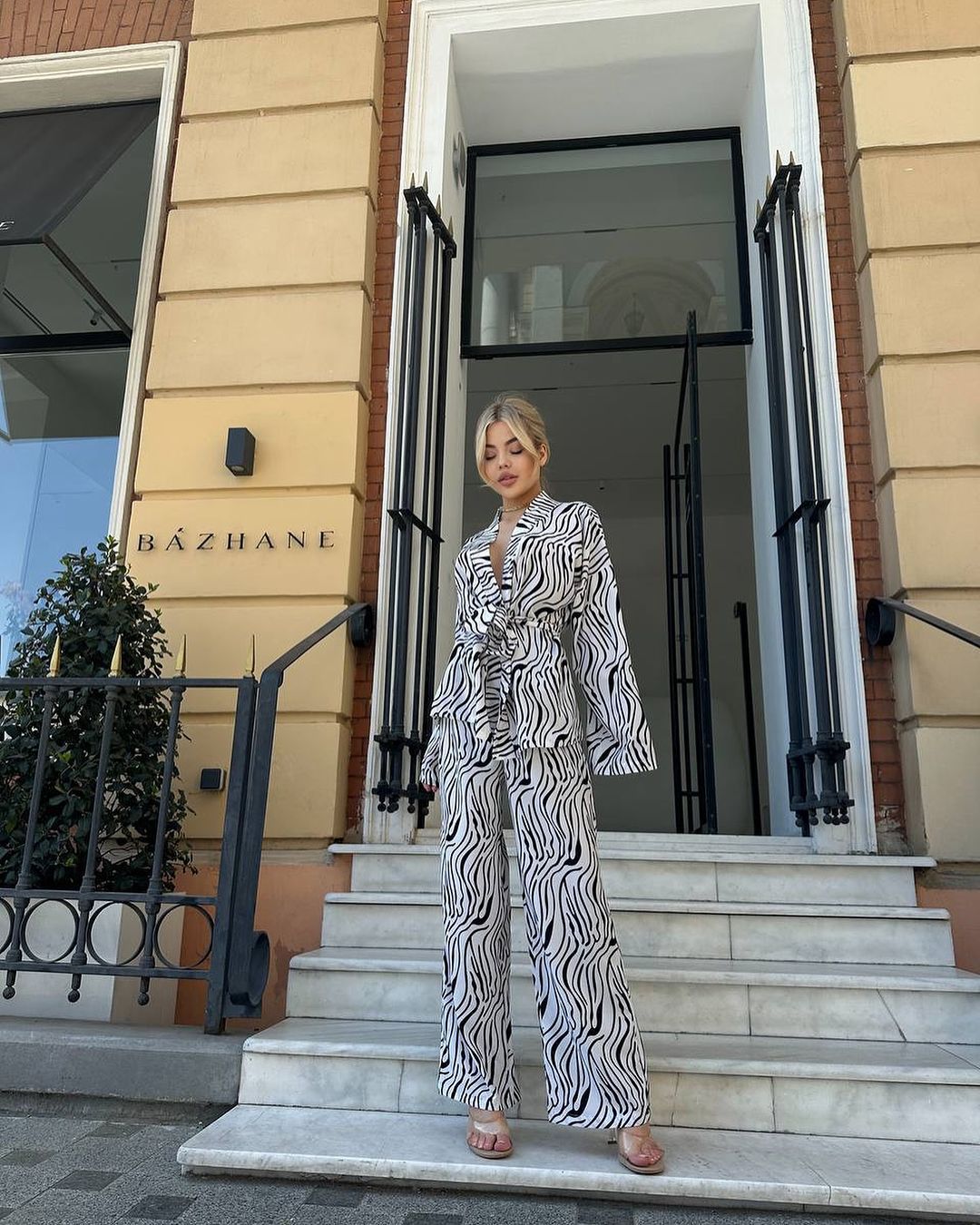 Women's set composed of a lightweight blazer and wide-leg pants with a floral design Chic und Stil