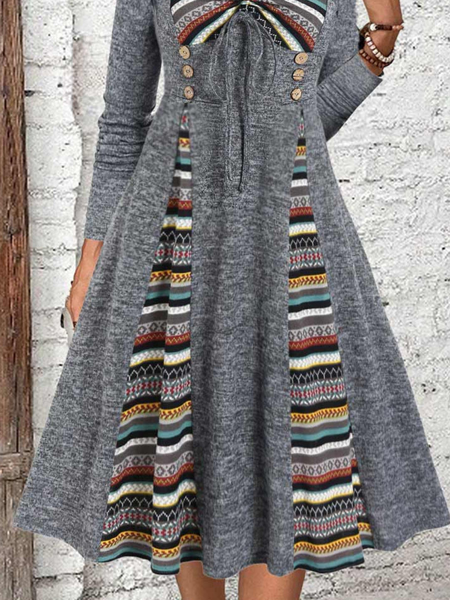 Robe pour femmes avec miroir de motif unique et taille ornée de boutons Chic und Stil