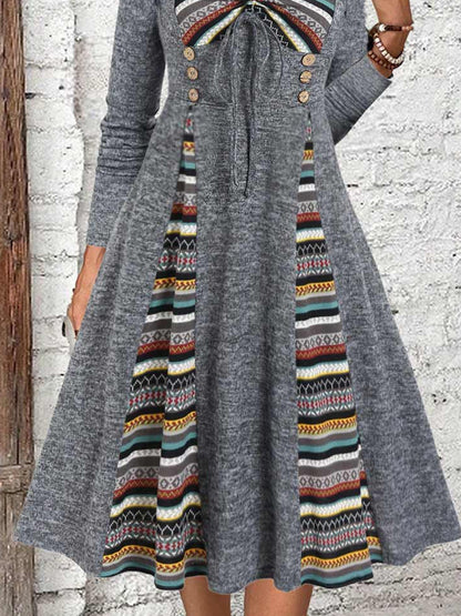 Robe pour femmes avec miroir de motif unique et taille ornée de boutons Chic und Stil