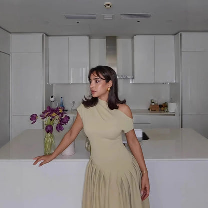 Robe midi femme avec jupe plissée élégante et décolleté en bord à vif Chic und Stil
