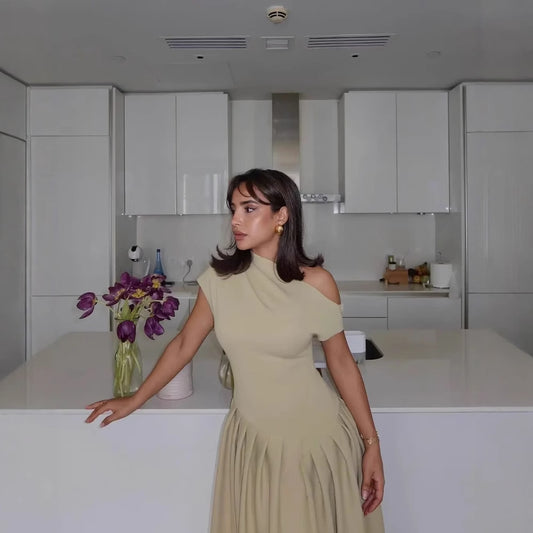 Robe midi femme avec jupe plissée élégante et décolleté en bord à vif Chic und Stil