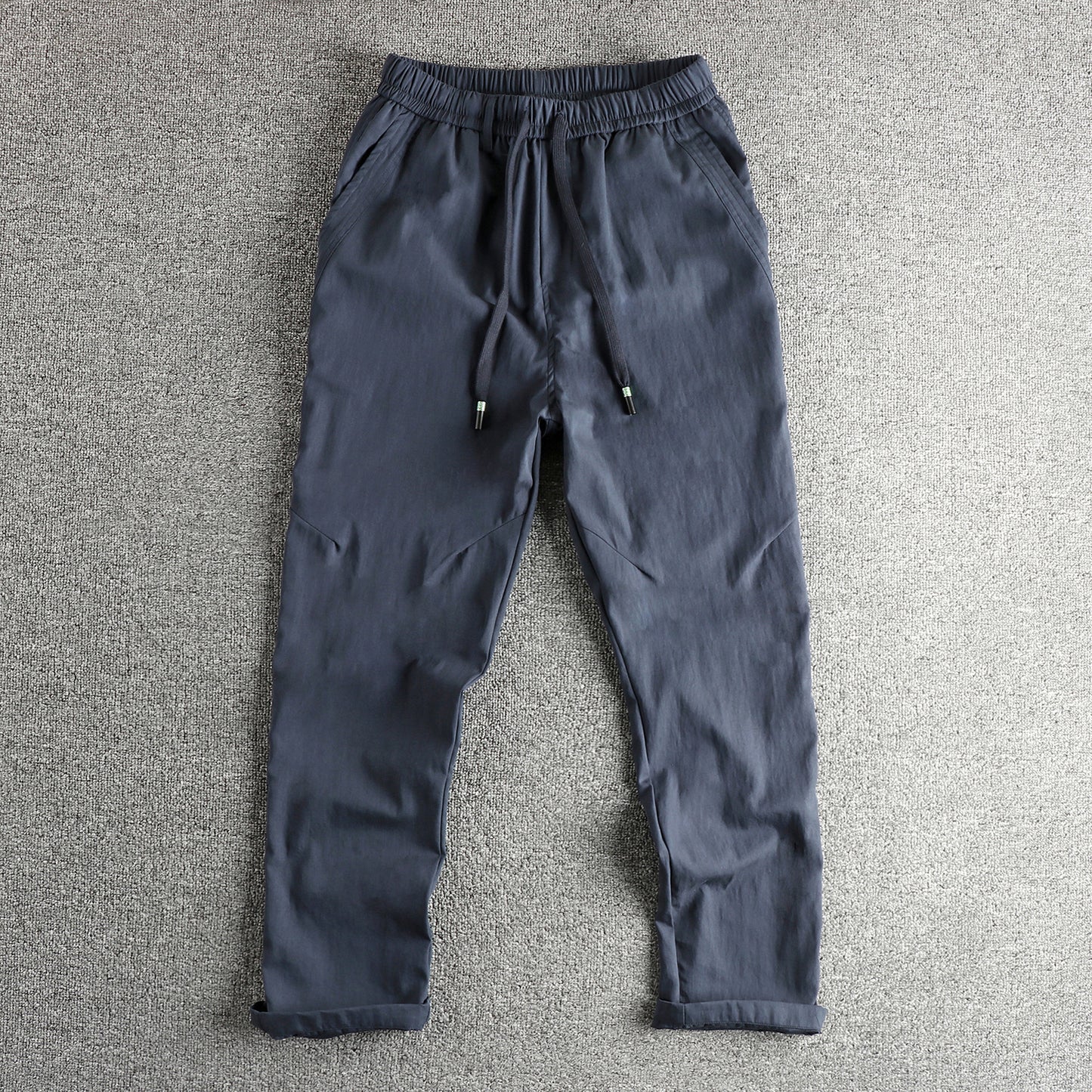 Men's athletic leisure pants with elastic waistband and practical drawstring Chic und Stil