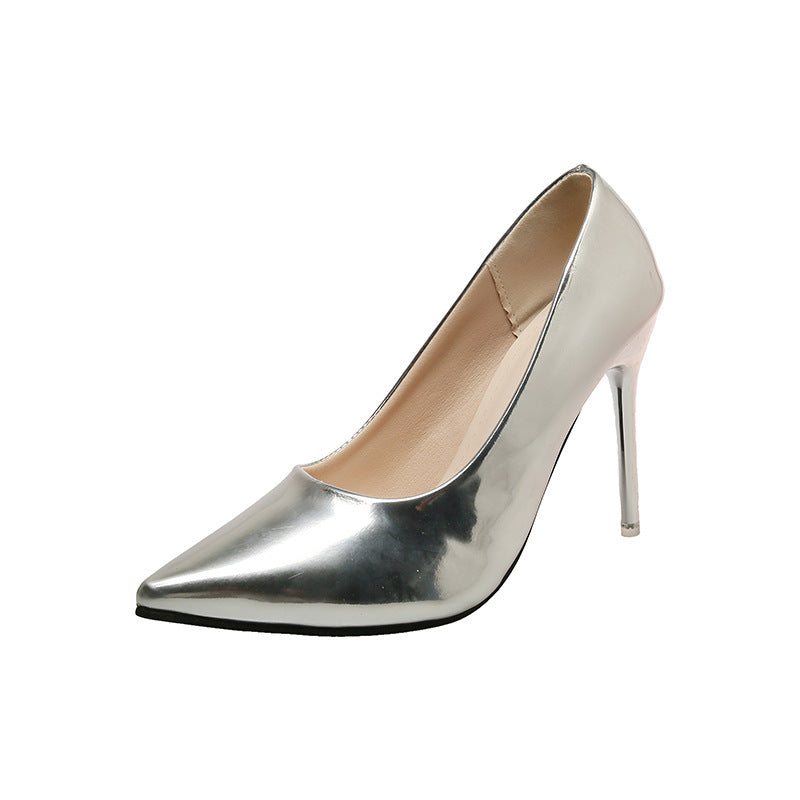 Dames élégantes et à la mode escarpins à talons hauts avec design pointu et surface brillante Chic und Stil