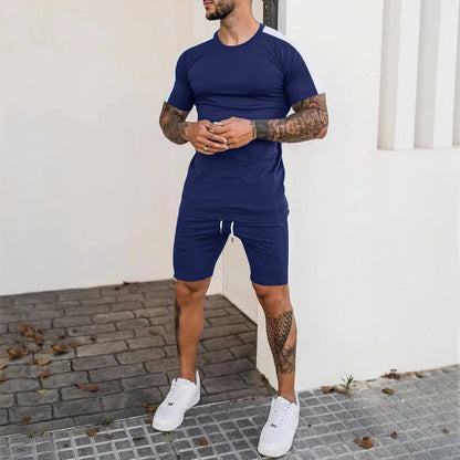 Men's sports set with short sleeves and shorts with contrasting details Chic und Stil