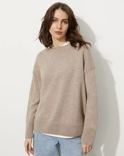Pull en fine maille douillette pour femmes avec une coupe ample et un col rond Chic und Stil