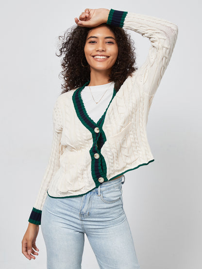 Cardigan en gros tricot pour femmes avec patte de boutonnage décorative et ourlet assorti.