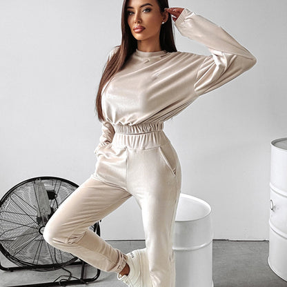 Sporty loungewear set for ladies with cropped top and comfortable pants Chic und Stil