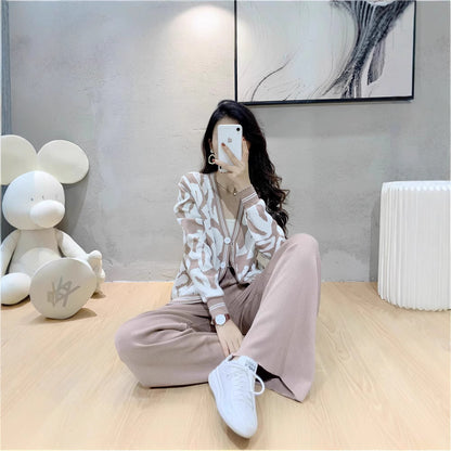 Dames Haut en tricot à la mode avec un motif graphique sophistiqué et pantalon décontracté Chic und Stil