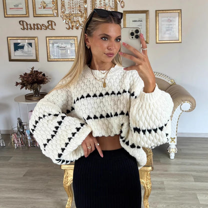 Pull féminin tendance avec une coupe ample et un design structuré Chic und Stil