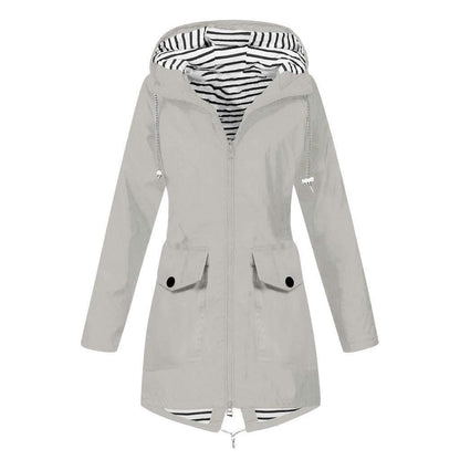 Functional women's jacket with adjustable hood and practical pockets Chic and Style
