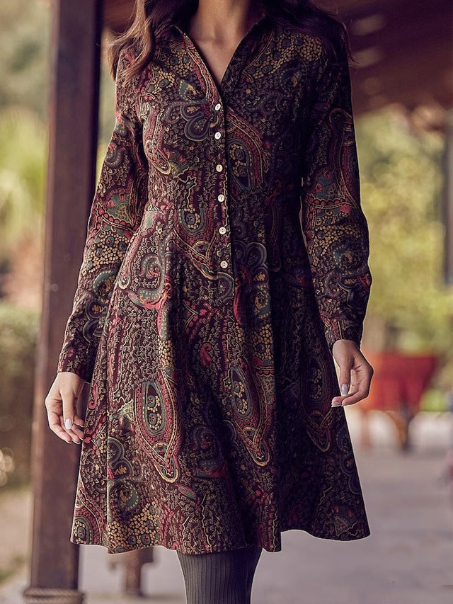 Robe chemise pour femmes avec motif paisley et détails de boutons Chic und Stil