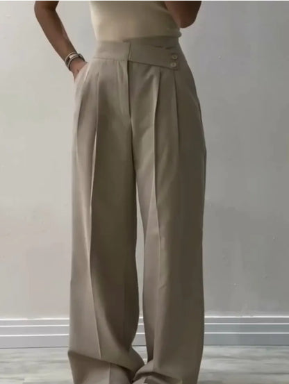 Women High-waisted palazzo pants with elegant pleats and button details Chic und Stil