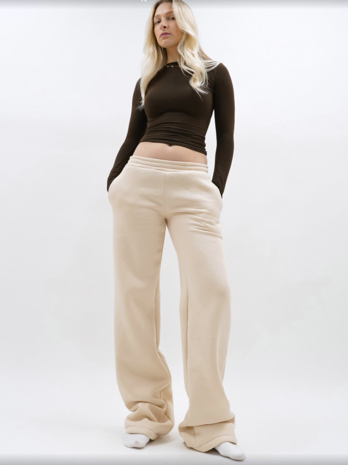 Comfortable sweatpants for women with elastic waist and side pockets Chic and Style