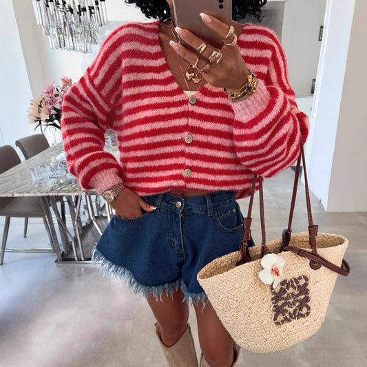 Cardigan en tricot douillet pour dames en laine de haute qualité avec un motif rayé tendance Chic und Stil