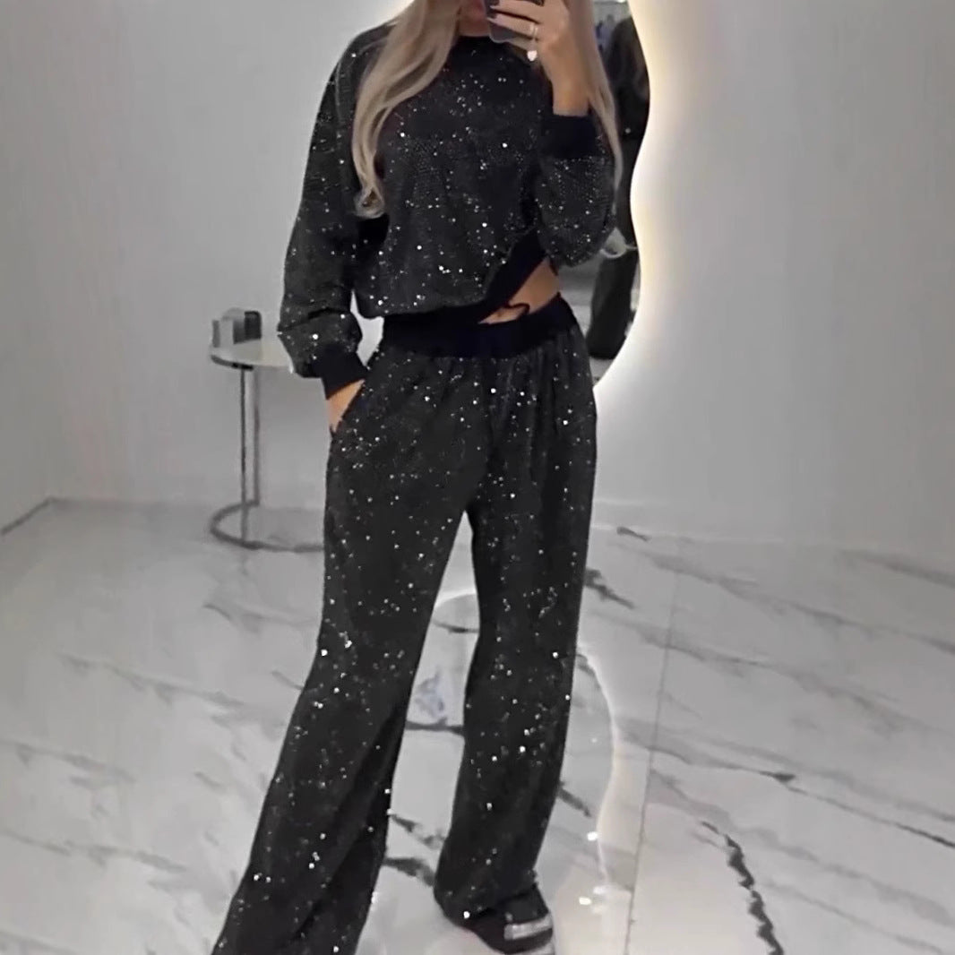 Sparkling leisure set for ladies with short sweatshirt and comfortable pants Chic und Stil