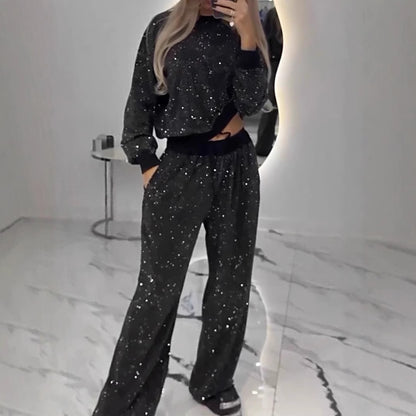 Sparkling leisure set for ladies with short sweatshirt and comfortable pants Chic und Stil