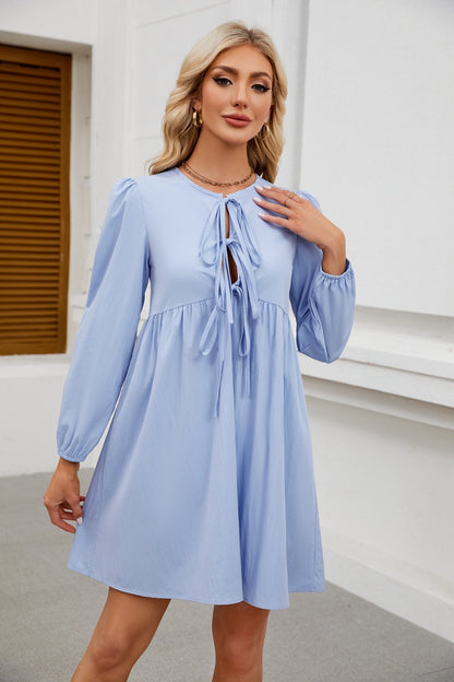 Robe cintrée pour femmes avec ouverture à nœud et manches ballon Chic und Stil