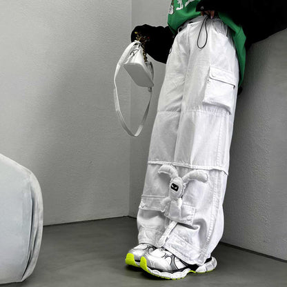 Wide cargo pants for women with innovative applications Chic und Stil