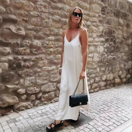 Robe à bretelles spaghetti pour dames avec une coupe élégante et un matériau fluide Chic und Stil