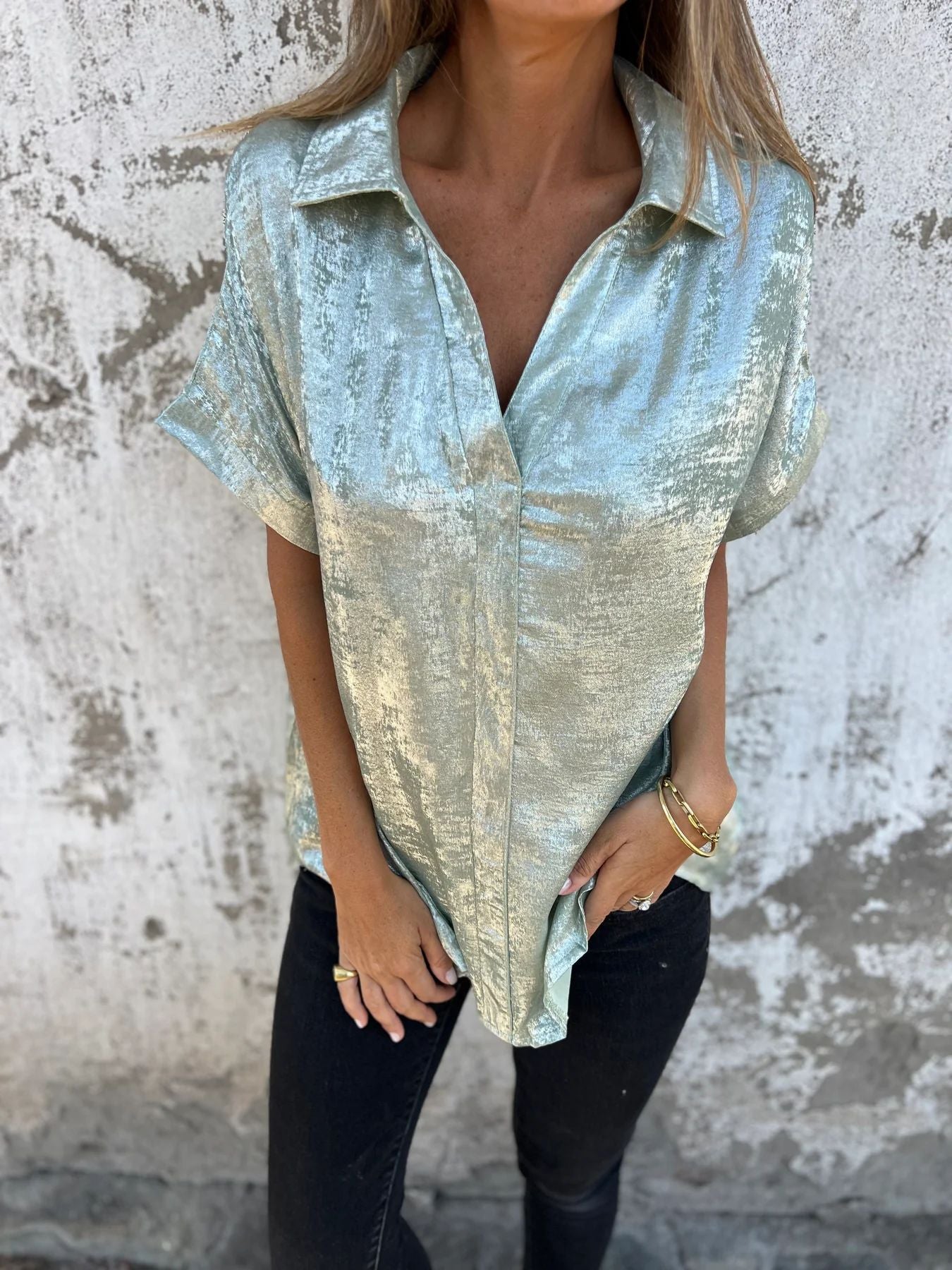 Blouse en satin pour femmes avec col à la mode et coupe élégante Chic und Stil