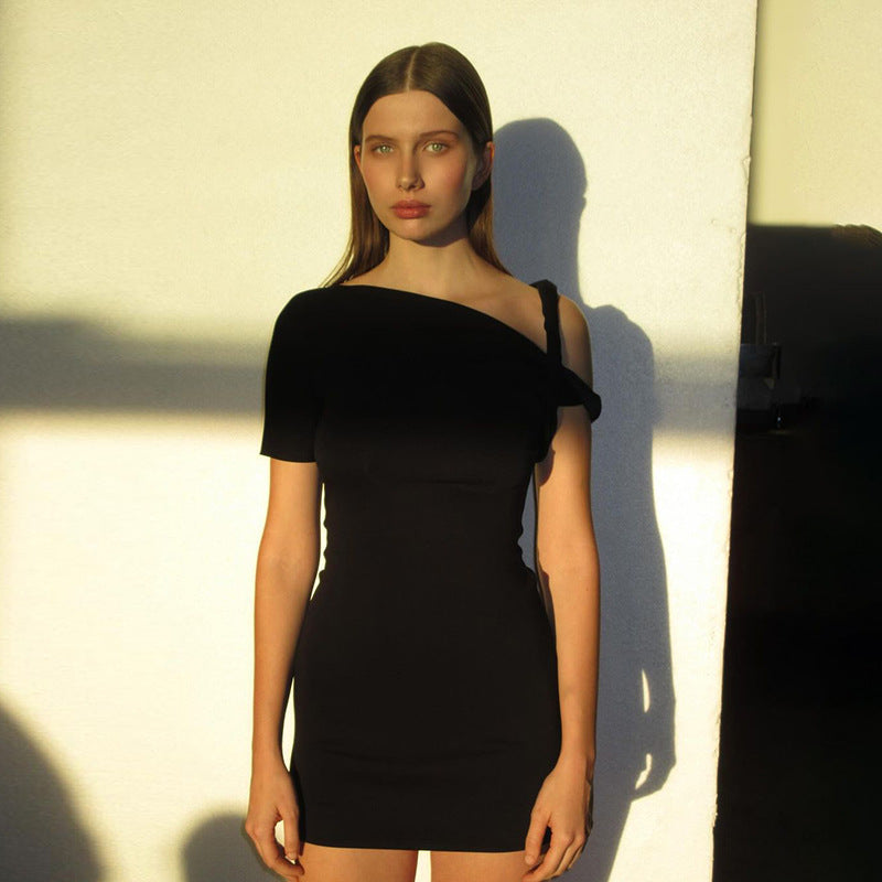 Robe maxi ajustée pour femmes avec bretelles asymétriques et design élégant Chic und Stil