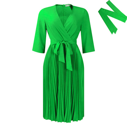 Robe portefeuille pour femmes avec un drapé élégant et des détails cintrés Chic und Stil