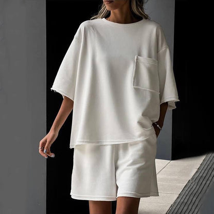 Ensemble de lounge décontracté pour femmes en matériau respirant avec t-shirt oversize et shorts Chic und Stil