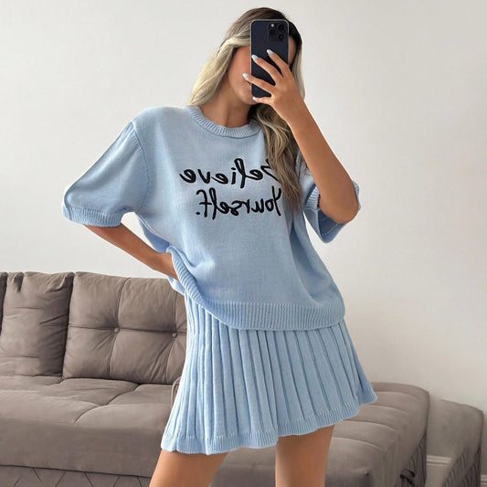Robe pull pour dames avec jupe plissée unique et impression graphique Chic und Stil
