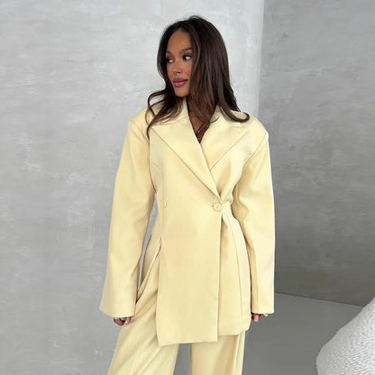 Trendy women's jacket and pants set with elegant details Chic and Style