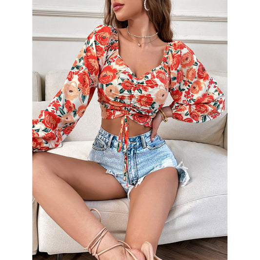 Top court pour femmes avec des détails floraux et des manches volumineuses Chic und Stil