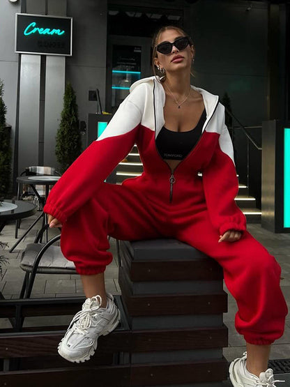 Fleece jacket and sports pants set for women with contrasting inserts Chic und Stil