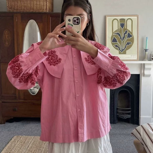 Blouse pour femme avec col volumineux et broderies florales Chic und Stil