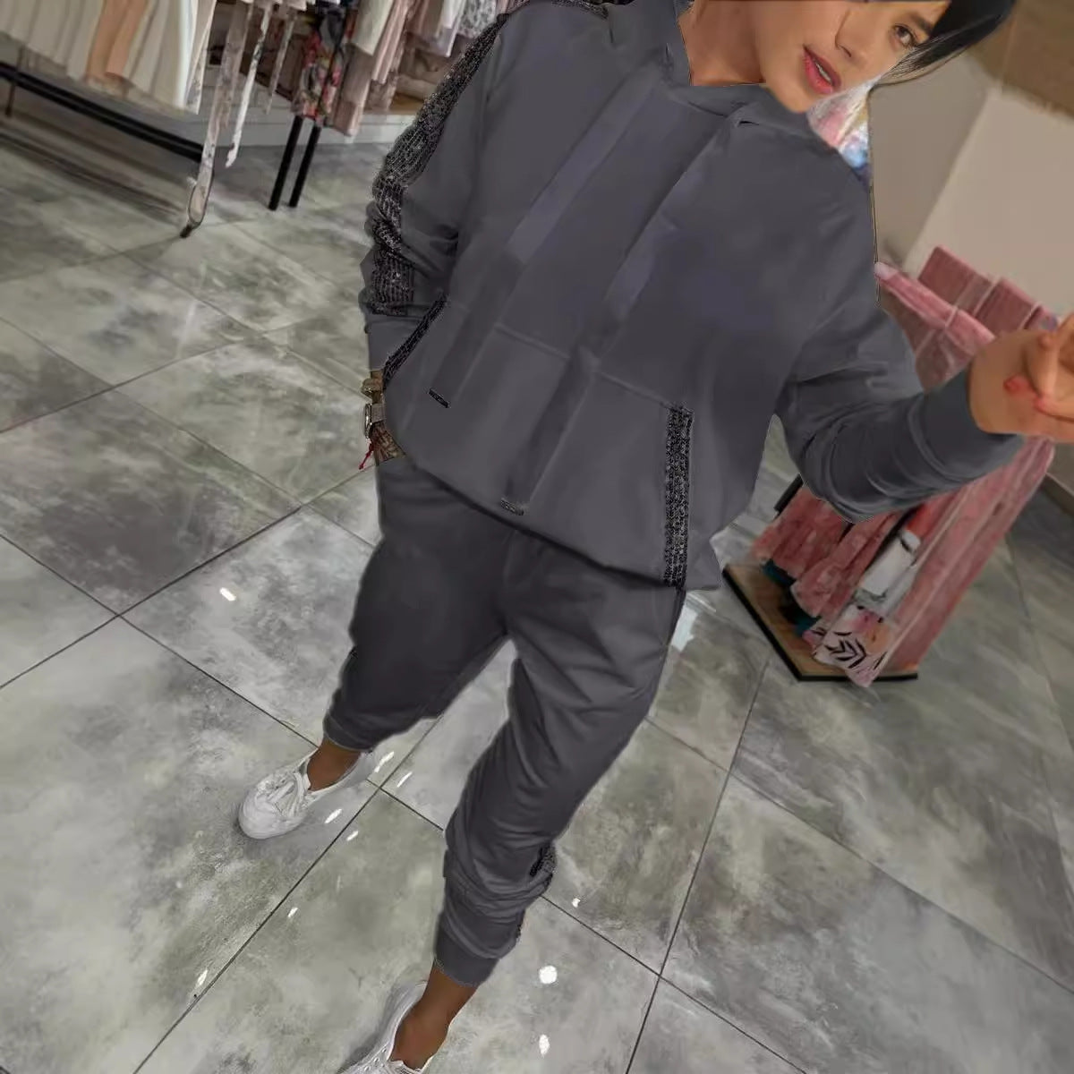 Women Casual Sport Outfit with Hoodie and Jogging Pants Chic und Stil