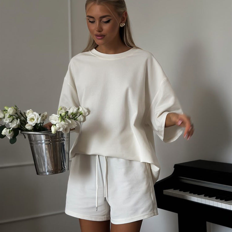 Casual lounge set for women with oversized t-shirt and shorts Chic und Stil
