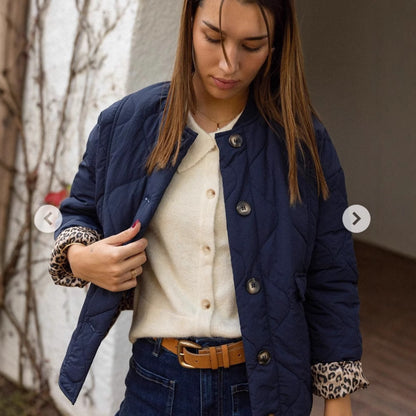 Women's puffer jacket with structured design and practical pockets Chic and Style