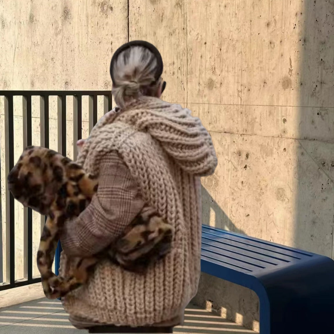 Dames gros tricot hoodie-jacket avec coupe oversized et col profond Chic und Stil