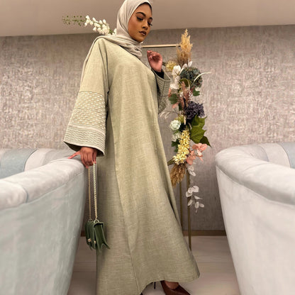Robe maxi élégante pour femmes avec des manches trompette à la mode et des détails fins Chic und Stil