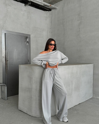 Combinaison décontractée pour femmes avec des jambes larges et un design off-shoulder Chic und Stil