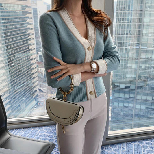 Cardigan féminin à la mode avec un élégant design de boutons et des rayures contrastées Chic und Stil