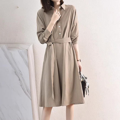 Robe midi à boutons pour femmes avec ceinture Chic und Stil