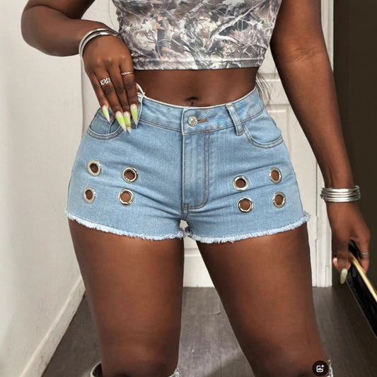 Short en denim pour femmes avec œillets remarquables et ourlet effiloché Chic und Stil