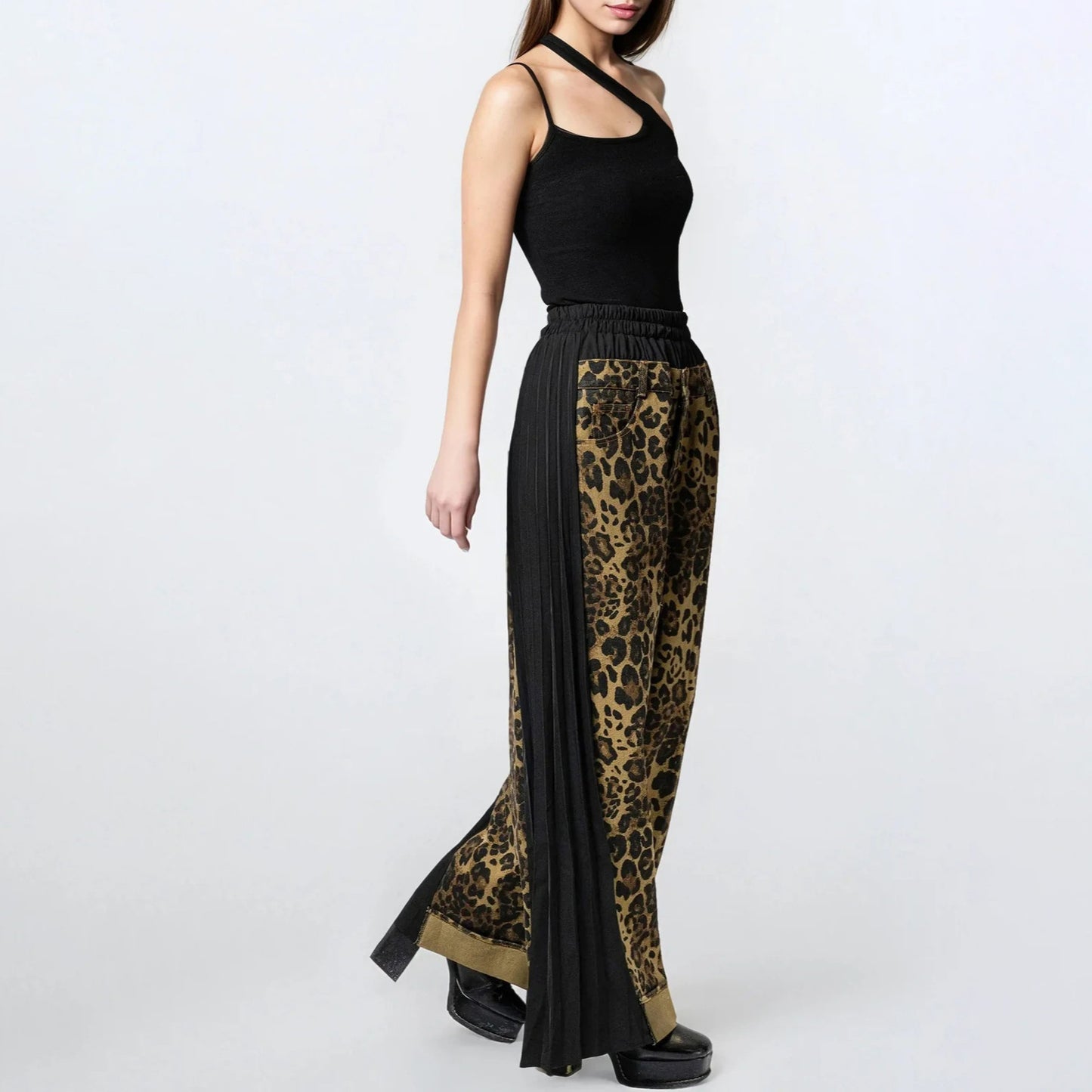 Wide leg pants for women with leopard print and elastic waistband Chic und Stil