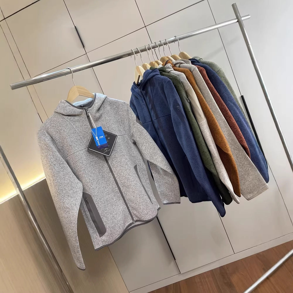 Veste fonctionnelle femme avec capuche respirante et poches zippées sur les côtés Chic & Stil