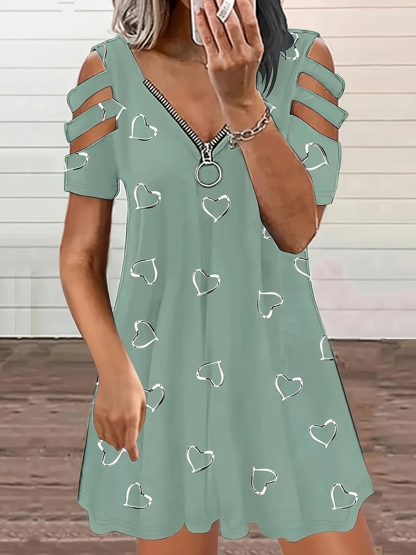 Robe de loisirs pour dames avec des manches à découpe et un motif en forme de cœur Chic und Stil