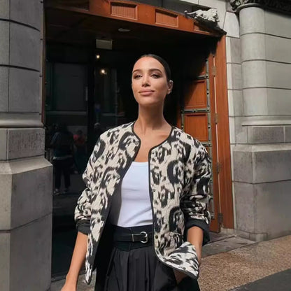 Chemise overshirt à carreaux pour femmes avec des détails contrastants et une coupe décontractée Chic und Stil