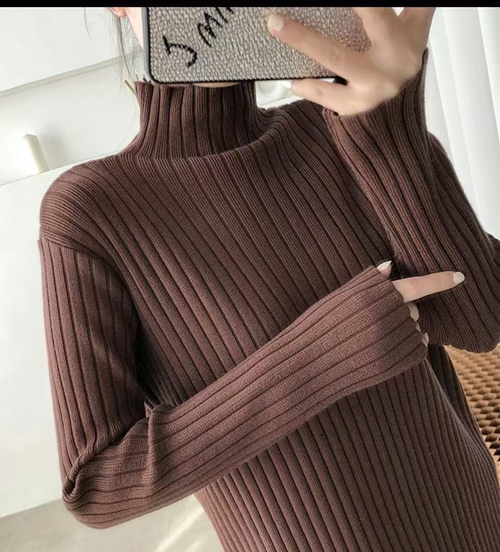 Robe en tricot pour femmes avec une fine texture côtelée et un col montant Chic und Stil