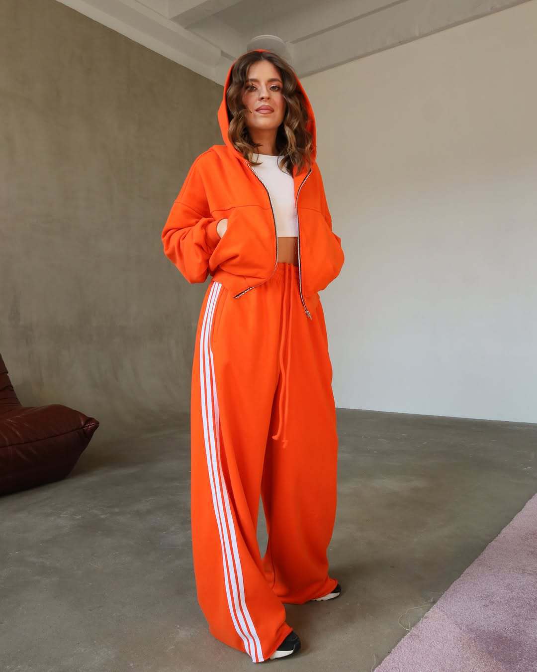 Trendy sports set for women with short tracksuit jacket and wide jogging pants Chic and Style