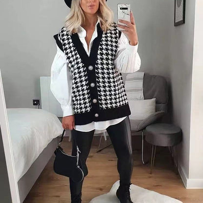 Dames gilet en tricot avec un élégant motif pied-de-poule et boutons en perles Chic und Stil
