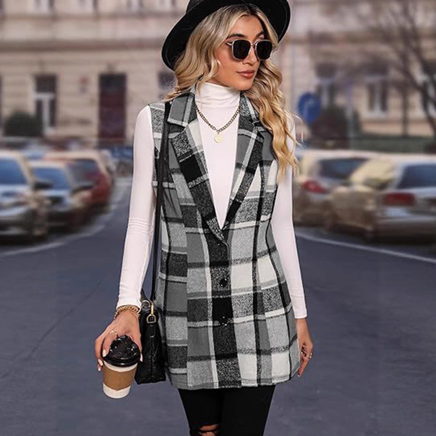 Long women's jacket with a modern checkered design Chic und Stil