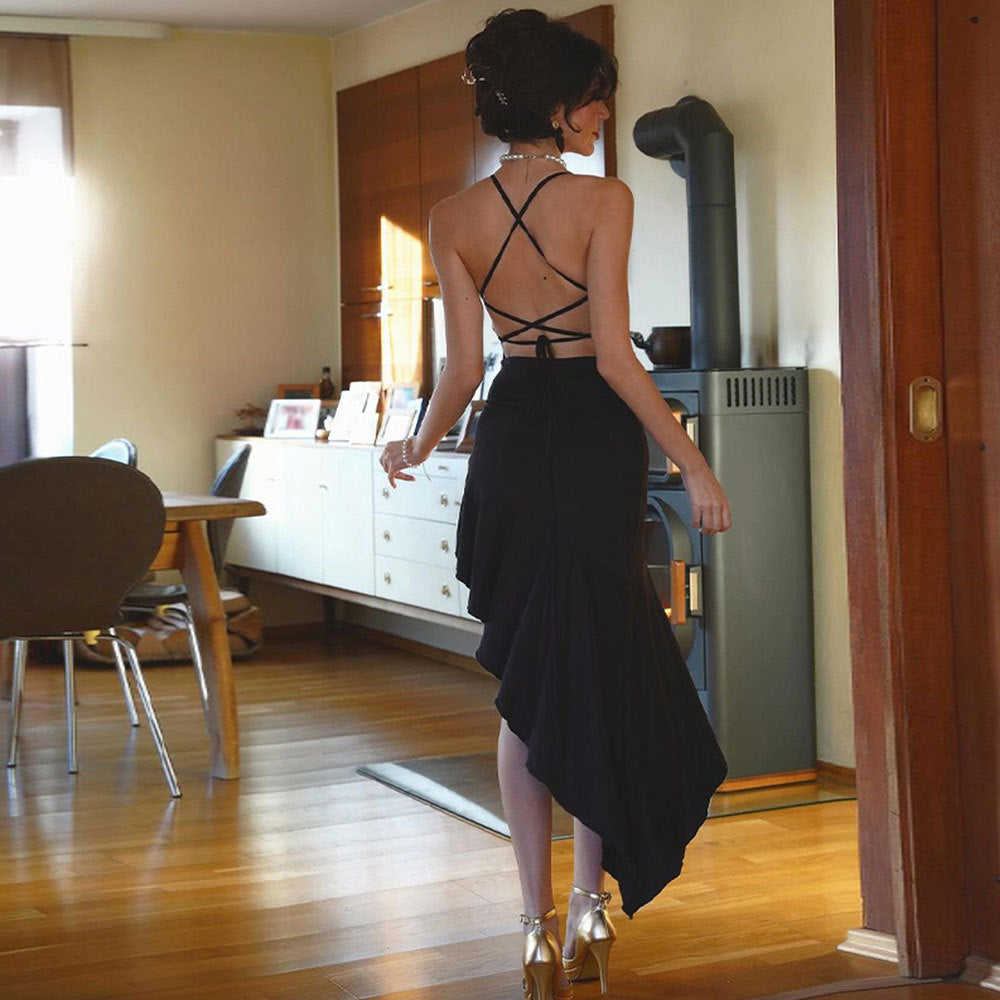 Robe longue à manches longues attrayante pour femmes avec un design sans bretelles et un ourlet fluide Chic & Stil